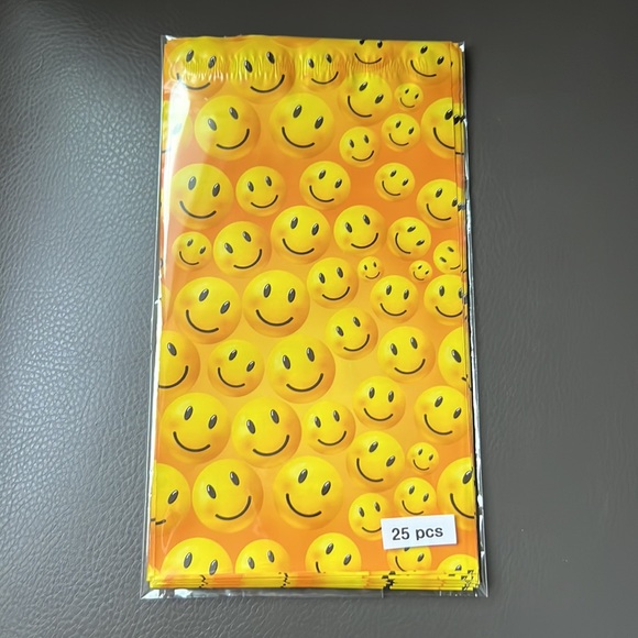 25 pcs Smiley Poly Mailers 6"x9" inches - Picture 4 of 5
